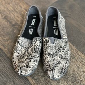 women’s Toms shoes